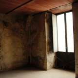 Nel locale adiacente, con un�altra finestra sbarrata, questa volta i flebili raggi di luce mortificano ancor di pi� i muri letteralmente divorati dal tempo
